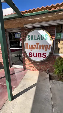 BACK AGAIN WITH THE GOOD EATS! One of my go to pizza spots out in lancaster/quartz hill. RIGATONIS! Love their wings. Its solid food for a decent price. Cant beat it, I definitely prefer it over dominos/pizza hut. Give this spot a try if you haven’t already! #antelopevalley #lancaster #pizza #hotwings #fyp 