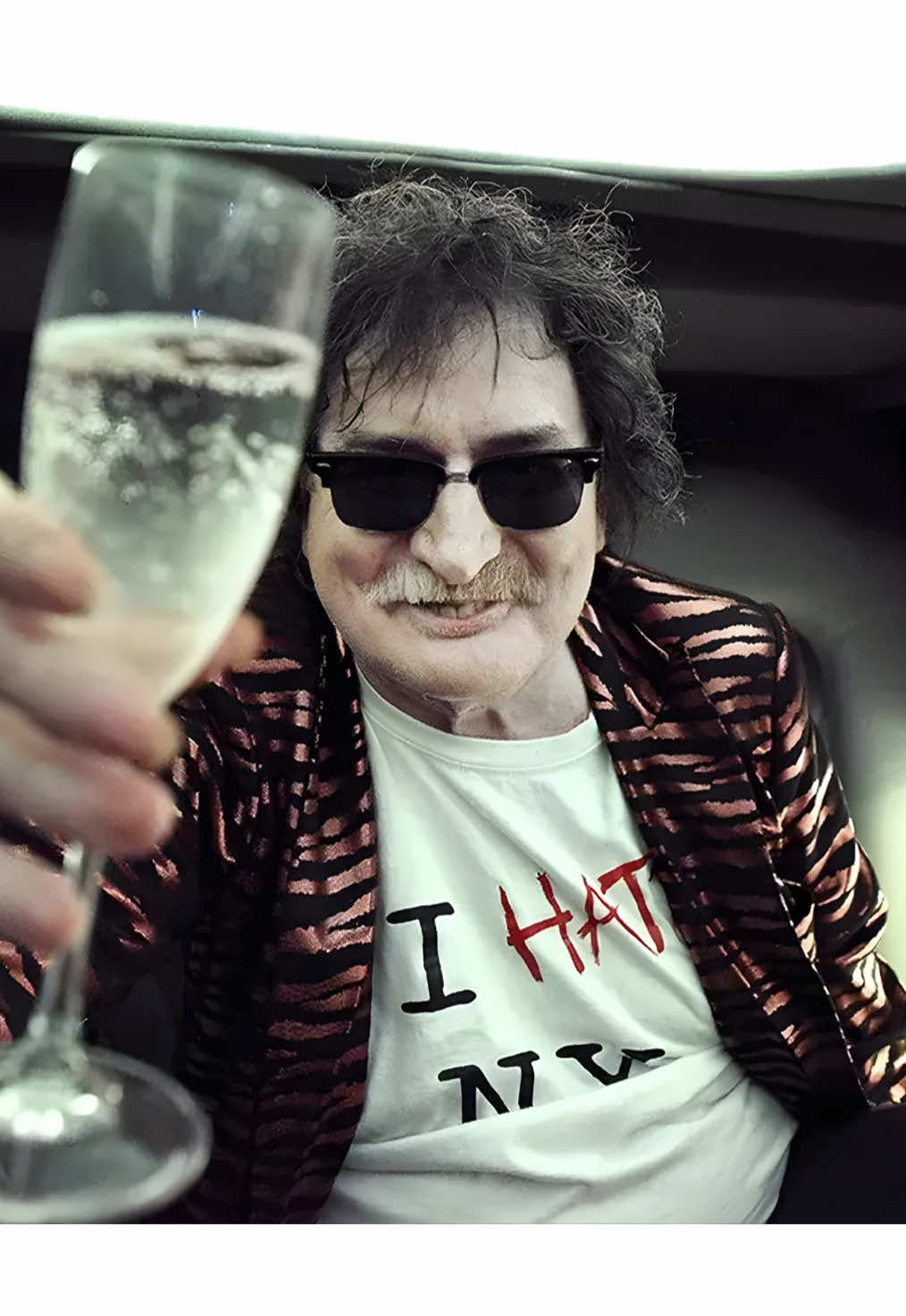 CHARLY GARCÍA 74°: UNA VIDA MARAVILLOSA 🎹  Cuesta resumir todo lo que has significado en nuestras vidas @charlygarcia. Todo lo que has representado para tantas generaciones, con tus distintas bandas, arte y vida. En lo personal significaste un cambio crucial en una etapa de desarrollo juvenil, musicalizaste y generaste imágenes en la fantasía en un periodo de mi vida que me marcaron y que atesoro con el alma. Me alegra mucho que en los últimos años se te esté homenajeando en vida, más que merecido. Como decía León Gieco en un documental, el día que nos faltes, Buenos Aires (y agregaría, buena parte del continente) va a ser blanco y negro. Espero conocerte un día, aquí o en otra vida, darte un abrazo, darte la mano, decirte GRACIAS! Este video es un pequeño agradecimiento por todo lo que has generado en nosotros, un pequeño resumen de aquello que cuesta decir en palabras. Say No More y felices 74 Carlitos querido! ❤ @charlysaynomore  . . . . . . #charlygarcia #charly #mesgarcia #cumplecharly #cumpleañoscharly