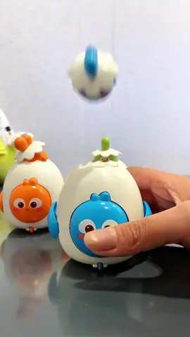 Gà đẩy ra, hình dáng dễ thương, đẩy ra chỉ bằng một chạm, vui chơi thỏa thích, trẻ em sẽ có nhiều niềm vui khi chơi 