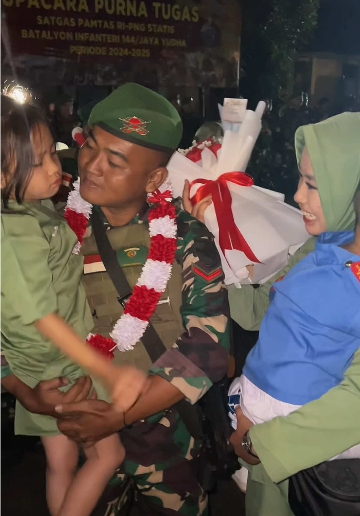 MasyaAllah Alhamdullilah Allahumma Barrik Finally 15 Bulan LDM Papua-Bengkulu Terimakasih sudah kembali dengan sehat dan selamat 🥹💚🫶🏻 #fyp #tniindonesia🇮🇩 #istriabdinegara #yonif144jayayudha #penyambutansatgas 