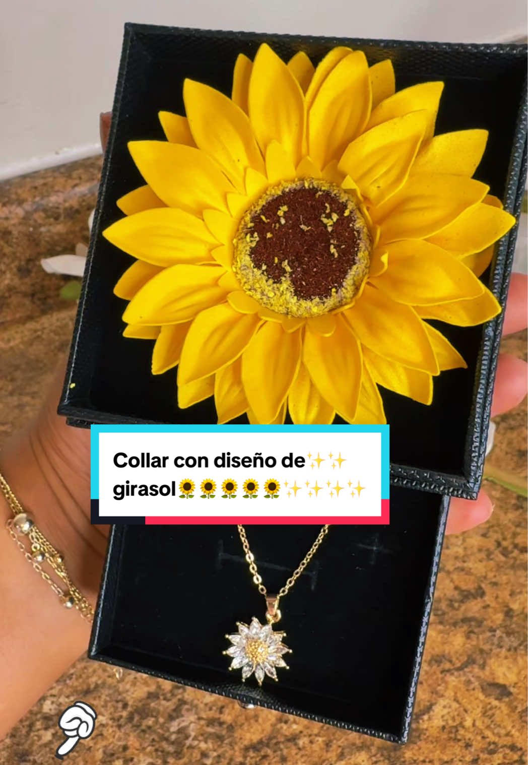 Collar elegante con diseño de girasol #personalgiftshopper #pikoy1yearoldgirlgifts #smallgiftsbigsmiles #giftsthatmakesense #giftboxdesign
