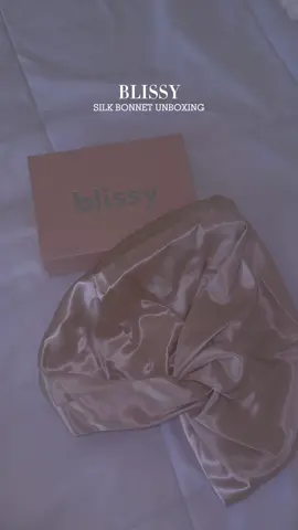 I want to start wearing a bonnet to bed because I really want to improve my hair’s health 🫶🏻  @Blissy Brand silk bonnet unboxing 😴🤍✨☁️ thank you for sending me this to try! 💖 — #haircare #silkbonnet #silkyhair #unboxing 