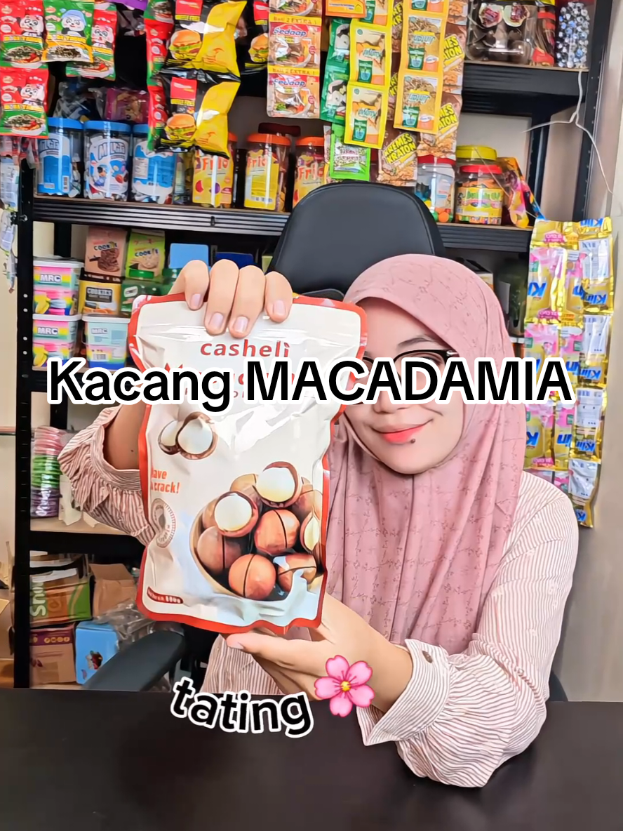 Membalas @mamaabdi1092 Kacang Macadamia ini enak ternyata bund pantesan disebut kacang sultan #kacang  #kacangmacadamia #kacangsultan #wibgajian #tehtating 