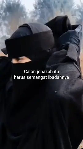 ~Persiapkan bekal kita untuk kehidupan abadi di akhirat~ Kita harus sadar bahwa waktu kita di dunia ini terbatas, tidak ada seorang yang tahu kapan waktunya kita kembali ke hadapan Allah SWT. Sedangkan kematian adalah hal yang pasti datang, yang datangnya tanpa tanda, tanpa aba-aba, dan tanpa permisi. Kesibukan dunia seharusnya tidak membuat kita lalai terhadap tujuan sejati yaitu mencari ridha Allah dan memastikan bahwa perjalanan kita di dunia tidak berakhir dalam kerugian. Hiduplah seperti musafir, sadari bahwa dunia hanya persinggahan sementara. Singgahnya kita di dunia ini tidak lain adalah untuk menambah banyak bekal menuju kehidupan sejati yang ada di akhirat kelak. Allah SWT menegaskan bahwa sebaik-baik bekal adalah takwa, seperti firman Allah dalam surah Al-Baqarah ayat 197: “Berbekal lah, dan sesungguhnya sebaik-baik bekal adalah takwa…” Takwa artinya memelihara diri untuk taat kepada Allah dengan menjalankan perintah-Nya dan menjauhi larangan-Nya. 🌀 Perintah Allah yang paling utama adalah menjaga shalat lima waktu. Perintah lainnya yaitu: - menaati Rasulullah ﷺ - sedekah/zakat - puasa di bulan Ramadhan - berbakti kepada orangtua - berbuat baik kepada sesama - menutup aurat bagi laki-laki & perempuan yang sudah baligh - haji (bagi yang mampu) - memelihara lisan dan akhlak yang baik - taat kepada suami pada hal-hal yang ma'ruf (baik) dan tidak melanggar syariat - memuliakan istri - menyebarkan ilmu yang bermanfaat, dan lainnya. 📛 Sedangkan yang termasuk larangan Allah yaitu: - syirik (menyekutukan Allah) - durhaka kepada orang tua - meninggalkan shalat - mengumbar aurat - zina - riba - judi - minum khamr - mengonsumsi makanan haram - memakan harta anak yatim - ghibah (menggunjing) - fitnah - berdusta - bersumpah palsu - berkata kasar/jorok - mencuri - berbuat zalim - tabdzir (boros/menghambur-hamburkan harta) - kikir (pelit) - sombong (takabur) - hasad (dengki/iri hati), dan perbuatan buruk lainnya. 🔆 Tingkatkan takwa: • Perbanyak ibadah: Laksanakan shalat lima waktu dengan khusyuk dan jangan lupa shalat sunnah seperti tahajud, dhuha, dan shalat sunnah lainnya. Kerjakan puasa di bulan Ramadhan dan puasa sunnah untuk mendekatkan diri kepada Allah dan membersihkan diri dari dosa. • Baca dan renungi Al-Qur'an: Bacalah, pahami, dan renungkan makna Al-Qur'an agar menjadi pedoman hidup sehari-hari. • Perbanyak dzikir dan doa: Rutinkan dzikir, terutama pada waktu subuh dan sore hari, untuk terus mengingat Allah. • Merenungi ciptaan-Nya: Perhatikan dan renungkan kebesaran ciptaan Allah SWT di alam semesta. • Jauhi maksiat: Hindari segala hal yang dilarang Allah dan jauhi lingkungan atau stimulus yang dapat mendorong ke arah kemaksiatan. • Bergaul dengan orang baik: Jalin hubungan dengan orang-orang saleh yang dapat memberikan pengaruh positif dan membawa kebaikan. • Jaga lisan dan perbuatan: Berhati-hati dalam setiap perkataan dan tindakan, karena semua perbuatan sekecil apapun akan dipertanggungjawabkan. • Bersedekah: Memberikan harta yang dimiliki untuk membantu orang lain, termasuk sedekah jariyah (yang pahalanya terus mengalir). • Ilmu yang bermanfaat: Menuntut ilmu yang kemudian diamalkan dan diajarkan kepada orang lain, sehingga pahalanya terus mengalir. • Bersyukur: Perbanyak rasa syukur atas nikmat yang diberikan Allah SWT dan jauhi sifat mengeluh. • Muhasabah: Introspeksi diri secara rutin untuk mengevaluasi kebaikan dan keburukan yang telah dilakukan. • Istiqomah: Selalu konsisten dalam menjalankan perintah Allah dan menjauhi larangan-Nya. 🌠 Panjatkan doa: • Doa memohon kebaikan dunia akhirat: Doa yang paling sering dipanjatkan oleh Rasulullah ﷺ karena kandungan maknanya yang sangat mendalam, mencakup seluruh kebaikan di dunia dan akhirat: 