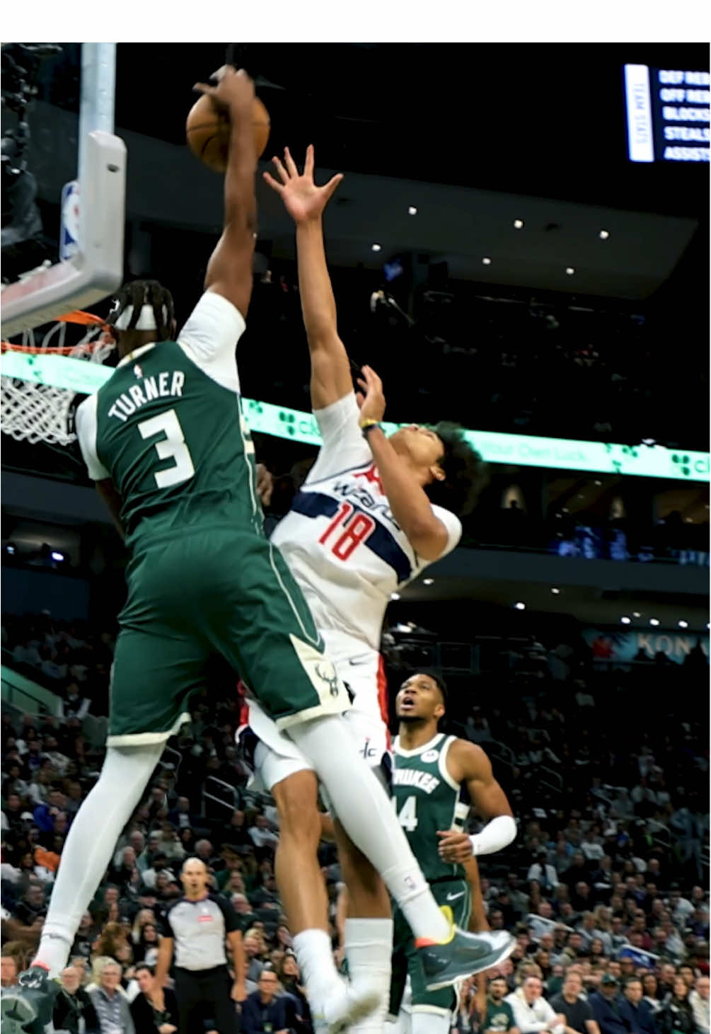 MY GOODNESS MYLES 😳 #mylesturner #bucks #NBA #poster #dunk 