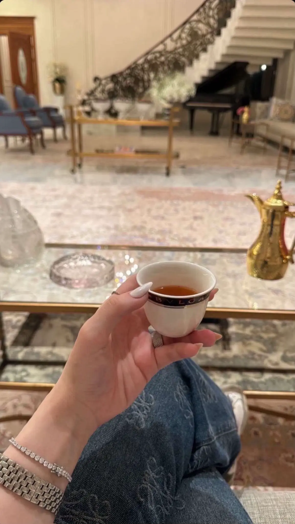 تاقف على طرف الهدب ماتلمحك عيني 