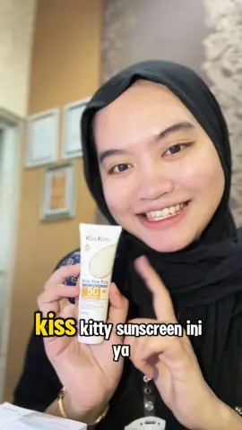 Sunscreen yang udah sekaligus jadi skincare 😱 Yupp heppy bgt nemu sunscreen spf 50 PA +++ yang bagus banget buat kulit dan bisa membantu mencerahkan krn udah mengandung extract beras putih 😍✨ Ada kandungan centela asiatica dan aloe vera juga ✨ Buruan cobain deh 🥰 . . . #kisskitty #sunscreen #rekomendasisunscreen #kisskittysunscreen 