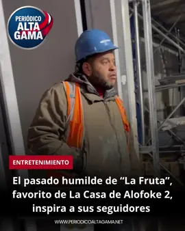Un video de los inicios de “La #Fruta”, actual participante y uno de los favoritos de La Casa de #Alofoke 2, ha vuelto a circular en las redes, mostrando una faceta poco conocida de su vida antes de alcanzar la popularidad. En las imágenes, el joven —representante de la diáspora— aparece trabajando como ayudante de construcción, relatando con sinceridad cómo creció en condiciones humildes, pero siempre con una sonrisa y el deseo firme de superarse. El video, grabado mucho antes de su entrada al reality, ha conmovido a miles de personas que ahora lo siguen en el programa. Para muchos, su historia es un recordatorio de que el esfuerzo, la humildad y la perseverancia pueden abrir puertas incluso en los escenarios más competitivos. Con su carisma y energía positiva, La Fruta se ha ganado el cariño del público, que ve en él no solo a un participante carismático, sino a un ejemplo de lucha y autenticidad que representa los sueños de muchos jóvenes.