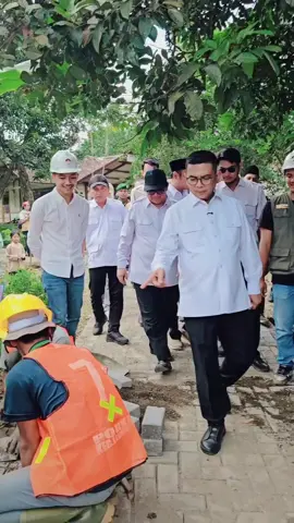 Saat kunjungan ke Lebak, Pak Gub juga sekaligus meninjau pembangunan peningkatan kualitas PSU permukiman (Jalan Lingkungan) dengan jenis kontruksi Paving Block, di Kampung Lame Payung, Desa Muncangkopong, Kecamatan Cikulur, Lebak. Alhamdulillah masyarakat sangat antusias dan berkomitmen untuk merawat jalan tersebut. #andrasoni #gubernurbanten @dinasperkimbanten 
