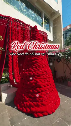 Faro chi nhánh Thảo Điền trang trí Giáng sinh năm nay tông màu Đỏ nổi bật với cây thông và những chú gấu bắc cực xinh xắn #cafe #merrychristmas #farocafe #thaodienq2 #saigonloco 