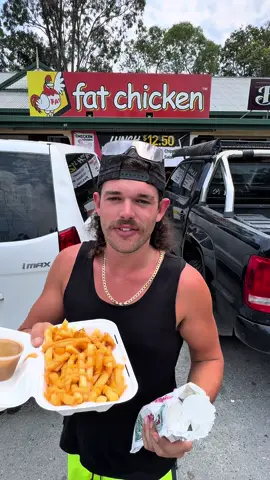 📍 Fat chicken, West Burleigh. Come try this bangin yuiros and cheese gravey loaded fries! Yum #ejmoratti #foodreview #Foodie #eat #fyp 