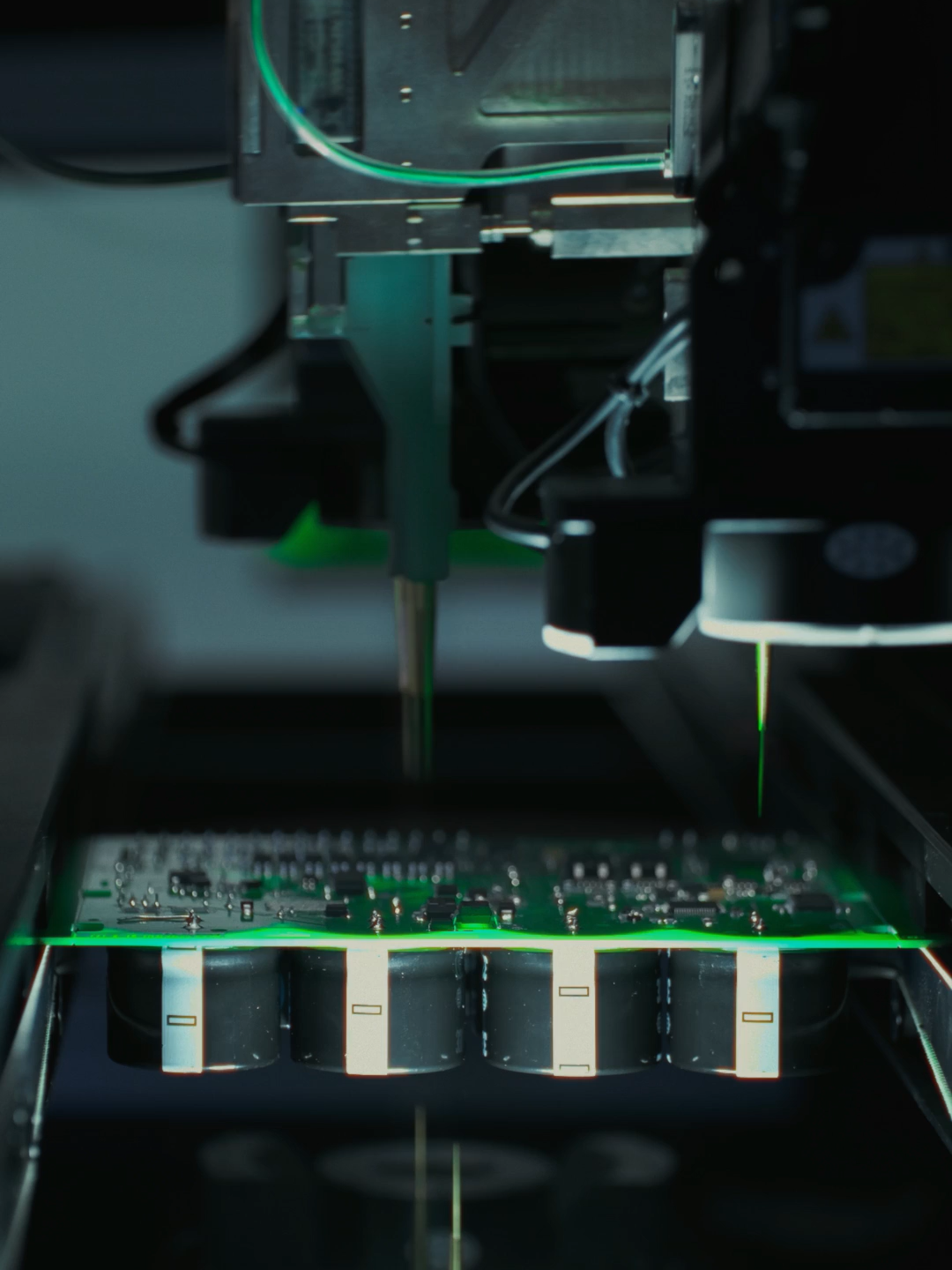 Tiga Cabaran Besar Lonjakan Semikonduktor Malaysia Malaysia berazam melonjak ke peringkat lebih tinggi dalam industri semikonduktor khususnya dalam segmen ‘pembungkusan termaju’ (advanced packaging). Namun, cita-cita ini berdepan tiga halangan utama: kos tinggi, kekurangan bakat, dan akses terhad kepada teknologi. Menurut laporan CIMB Securities, syarikat OSAT (Perkhidmatan Pemasangan dan Ujian Semikonduktor Pemetia) tempatan sukar menembusi segmen berteknologi tinggi itu, walaupun disokong kerajaan melalui Strategi Semikonduktor Nasional (NSS). 1. Kos Modal Melampau Membangunkan barisan pembungkusan termaju 2.5D memerlukan pelaburan antara AS$100 juta hingga AS$200 juta (RM470 juta–RM940 juta), satu angka yang hanya mampu ditanggung pemain global seperti ASE Technology, yang melabur pada skala sama untuk barisan panel baharu. 2. Kekurangan Bakat Kritikal Sektor ini berdepan kekurangan tenaga mahir dalam reka bentuk pembungkusan, simulasi termo-mekanikal, dan kejuruteraan bahan, yang mengekang kemajuan inovasi tempatan. 3. Akses Terhad kepada Teknologi & IP Keterbatasan dalam memiliki teknologi dan harta intelek (IP) menyebabkan firma OSAT Malaysia bergantung pada pembangunan bersama pelanggan, bukan inovasi dalaman. Walaupun kadar penggunaan kilang kini melebihi 80%, cabaran ini boleh memperlahankan impian Malaysia untuk menjadi peneraju dalam segmen pembungkusan termaju yang bernilai tinggi. #MalaysiaMADANI #RancakkanMADANI #Semikonduktor #OSAT #NSS #StrategiSemikonduktorNasional #DigitalTransformation #AdvancedPackaging #TechMalaysia #MadeInMalaysia #fypシ゚viral