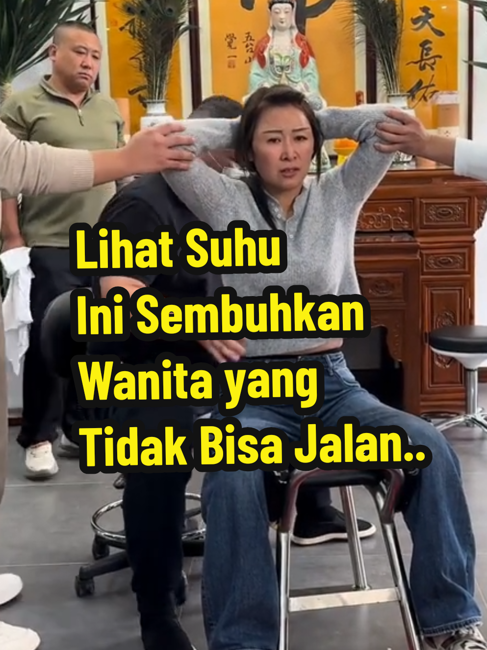 Ini bukan sekadar adegan unik , ini adalah kisah penyembuhan yang bikin haru! Seorang wanita datang dengan kondisi tidak bisa berjalan sendiri, bahkan harus dipapah dua pria saat masuk ruangan. Tapi di dalam, ia bertemu seorang suhu atau ahli pengobatan tradisional yang memandunya melalui proses terapi unik: duduk di kursi khusus, ditopang pot tanah liat, hingga dipegang-pegang tubuhnya secara terstruktur. Dan... ajaibnya, setelah sesi itu, dia bisa berjalan lagi sendiri! Wajahnya berubah dari cemas jadi lega, bahkan sempat menangis haru. Kisah nyata tentang keajaiban pengobatan tradisional dan kekuatan iman. English - This isn’t just a strange ritual, it’s a heartwarming story of healing! A woman arrives unable to walk on her own, needing two men to support her as she enters the room. But inside, she meets a suhu, a master healer who guides her through a unique therapeutic process: sitting on a special chair with clay pots beneath her feet, having her body gently manipulated in precise ways. And miraculously… she walks again! Her face transforms from anxious to relieved, even tearful with joy. A real-life testament to the power of traditional healing and faith. #PenyembuhanAjaib   #SuhuHebat   #BerjalanLagi   #PengobatanTradisional   #KisahInspiratif 