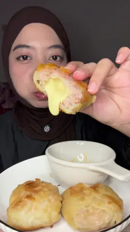 Mukbang dimsum goreng keju leleh lagi?! 20ribuan aja! Ternyata masih enak bgt apalagi pake Chili oil! #asmreating #mukbang #dimsumgoreng #dimsumgorengkeju #cheese 