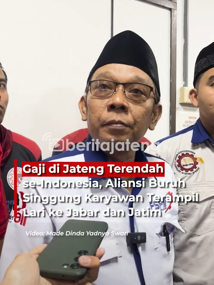 Gaji di Jateng Terendah se-Indonesia, Aliansi Buruh Singgung Karyawan Terampil Lari ke Jabar dan Jatim Provinsi Jawa Tengah masih menempati posisi dengan Upah Minimum Provinsi (UMP) terendah di Indonesia tahun 2025, yakni Rp2.036.947. Pemerintah Provinsi (Pemprov) Jateng menyebut angka itu bukan kecil, melainkan kompetitif. Namun, pernyataan tersebut menuai kritik dari Aliansi Buruh Jawa Tengah (ABJaT) yang menilai istilah “kompetitif” hanya memperhalus kenyataan rendahnya upah buruh di daerah itu. Koordinator Jaringan ABJaT, Aulia Hakim, menyebut banyak tenaga kerja terampil justru memilih bekerja di daerah dengan UMP lebih tinggi seperti Karawang, Bekasi, atau Surabaya. Ia menilai hal ini membuktikan bahwa upah di Jawa Tengah tidak mampu bersaing. “Investasi boleh masuk, tapi tenaga kerja terampilnya justru keluar,” ujarnya. ABJaT juga menyoroti kesenjangan upah antardaerah di Jateng yang semakin lebar. Perbedaan antara Banjarnegara dan Kota Semarang mencapai Rp1,2 juta, padahal pada 2012 selisihnya hanya Rp200 ribu. Mereka meminta Pemprov memangkas disparitas ini dan menaikkan UMP serta UMK minimal 10,5 persen agar bisa mengejar ketertinggalan dari provinsi lain. Selain itu, Aulia menyoroti kekosongan regulasi pasca Putusan MK Nomor 168/PUU-XXII/2023 yang memerintahkan pembentukan UU Ketenagakerjaan baru. Ia khawatir kondisi ini menimbulkan ketidakpastian bagi buruh, apalagi 33 dari 35 kabupaten/kota di Jateng belum memenuhi standar Kebutuhan Hidup Layak (KHL). Sementara itu, Kepala Disnakertrans Jateng Ahmad Aziz menyebut penetapan upah 2026 masih menunggu regulasi baru dari pemerintah pusat. Ia menjelaskan, aturan tersebut sedang dikaji oleh Kementerian Ketenagakerjaan dan akan menyesuaikan dengan putusan MK. Pemprov, kata Aziz, akan mengikuti ketentuan yang berlaku, sambil memastikan isu upah tetap menjadi perhatian utama di Jawa Tengah. #viralindonesia #beritajateng #viralbanget #beritaviral #indonesia #jatenggayeng #semarang #beritanasional #infoindonesia #viralpost #infofakta #infoterupdate #beritaterupdate #beritaindonesia #beritatiktok #semarang24jam #jawatengah #prabowosubianto #gibran