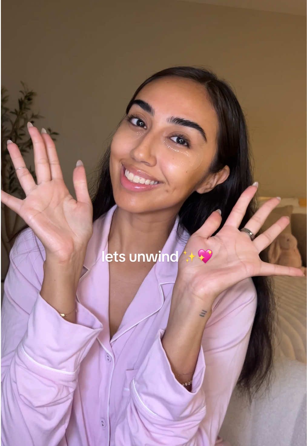 unwind with me for the night, soo excited for holiday season 😍 #skincare #chatty #Vlog #nighttimeroutine #skims 