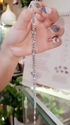 ✨ Lấp lánh từng nhịp cử động – chiếc lắc tay kim cương tinh xảo, sang trọng và đầy mê hoặc. Mỗi viên kim cương như ánh lên sắc đẹp vĩnh cửu, tôn vinh nét kiêu sa nơi cổ tay nàng. 💎💫 #TrangSucHar #HARdiamond #kimcuongnuoicay #kimcuongcvd #lactaykimcuong 
