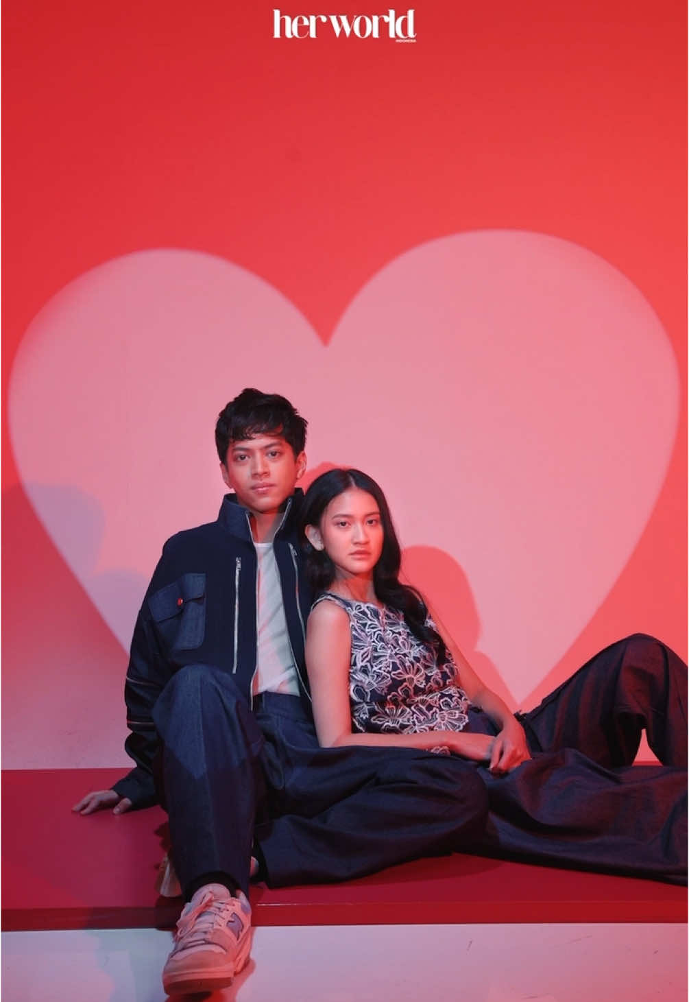 Siapa sangka pertemuan antara energi ceria Cinta dan ketenangan Rangga bisa menghadirkan chemistry yang manis, kuat, dan penuh pesona? El dan Leya berhasil menghadirkannya dengan sempurna! Aren't they the cutest? 😍 Stylist: Arifa Malik  Asst. Stylist: Girah Ababyl  Videographer: Iman Syayogya  Video Editor: Farhan Rafdiansyah  Makeup Leya: Daniella Kesya  Hair Leya: Winda Juaniansa  Makeup & Hair El: Elora Mae Wardrobe El: TEMMA PRASETIO, Coach Wardrobe Leya: Suedeson, Kate Spade New York, Coach #herworldindonesia #digitalcover
