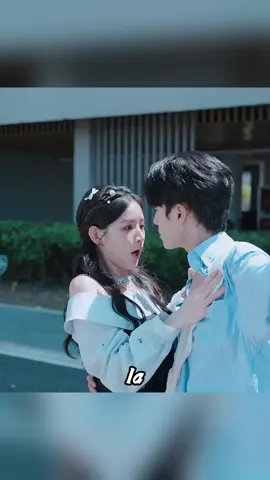 La chica tuvo un escándalo el primer día de universidad.#movie #usa #tiktok 