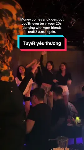 Khi ‘Tuyết Yêu Thương’ remix gặp hội chị em Hybra… anh Tây cũng phải quẩy  #hybraultralounge #cocktailbarhanoi #dcgr #tuyetyeuthuong 