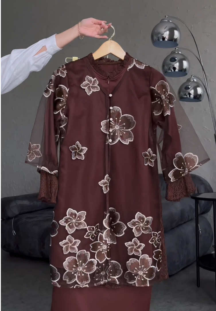Warm mahogany tones!✨ #ootdinspiration #onesetkekinian #dresskondangan #ootdfashion #outfitideas 