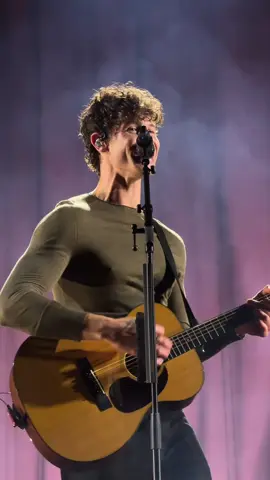 couldn’t even hear shawn the crowd was so loudl lol #shawnmendes 