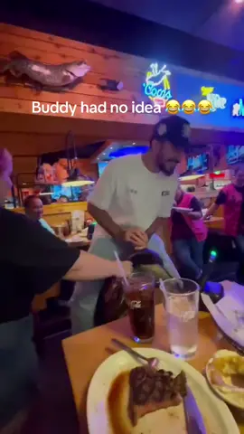 😂😂 #fyp #fypシ゚viral #texas #texasroadhouse #wearestraight 