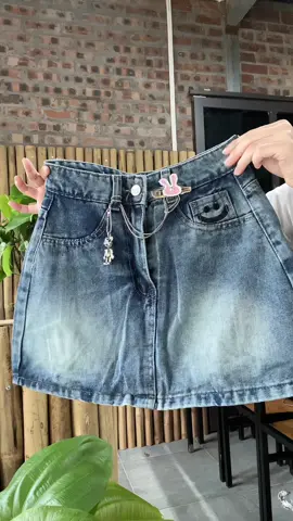 Chân váy jean nữ thêu hình 🎀 #chanvayxinh #thoitrangnu #chanvayjean #doxinhchonang #xuhuongtiktok 