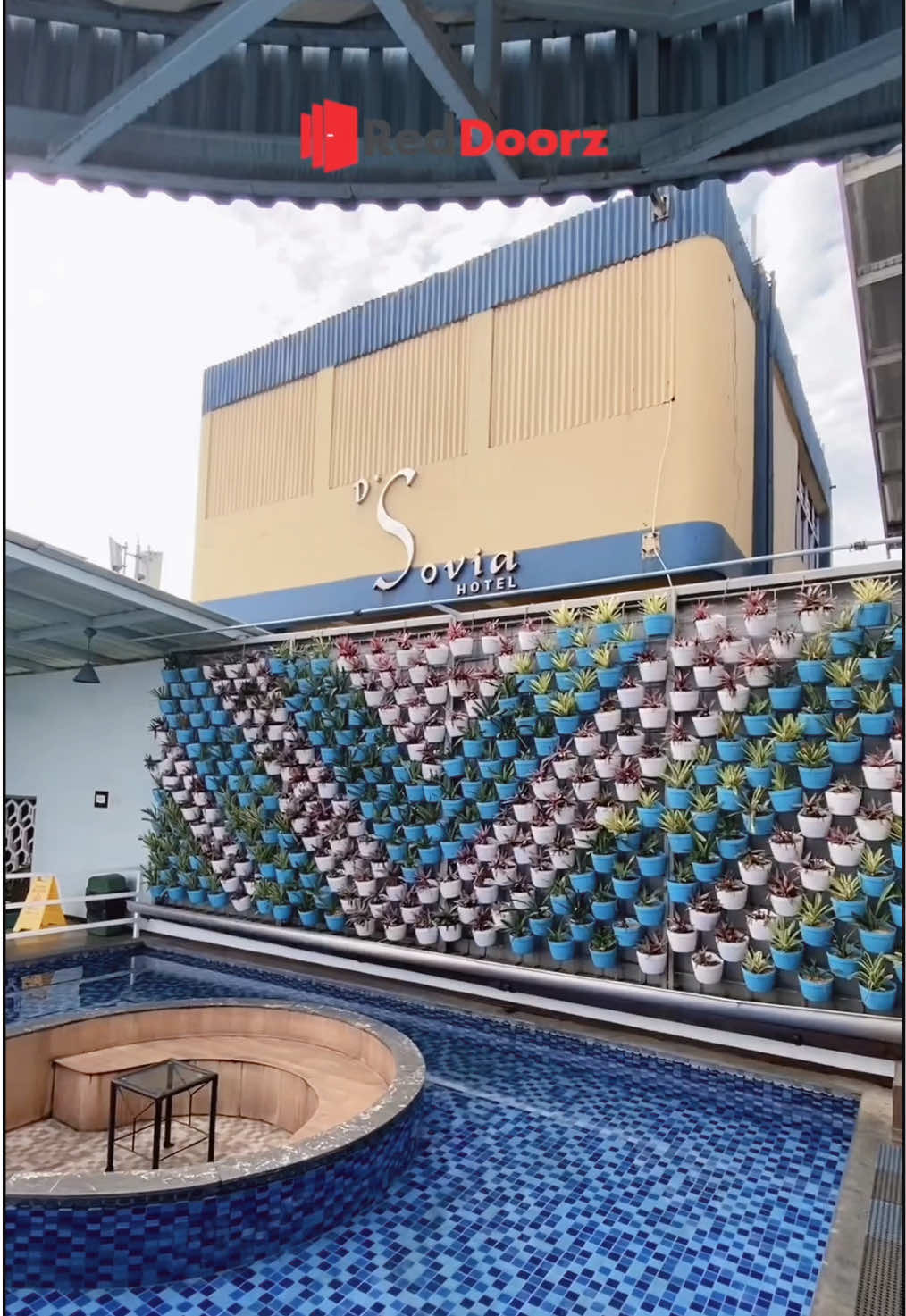 hotel affordable cuma dibawah 200ribuan aja kalo booking lewat aplikasi RedDoorz!  🏨  selain bersih dan cozy, lokasinya deket banget sama tempat kuliner hits, Mall Paskal 23, Pasar Baru dan Stasiun Bandung Jangan lupa join RedClub biar liburan kamu makin hemat. 💸  Dan Pake Kode Promo: ”YUKNGINEP”  “RDSOCMED09” “SANSSOCMED09” “UVSOCMED09” 📲 Download aplikasi RedDoorz sekarang! @RedDoorz Indonesia   #REDTRAVELERS #BukaSemuaPintu #RedDoorzPremiunNearBandungStation #reddoorz 