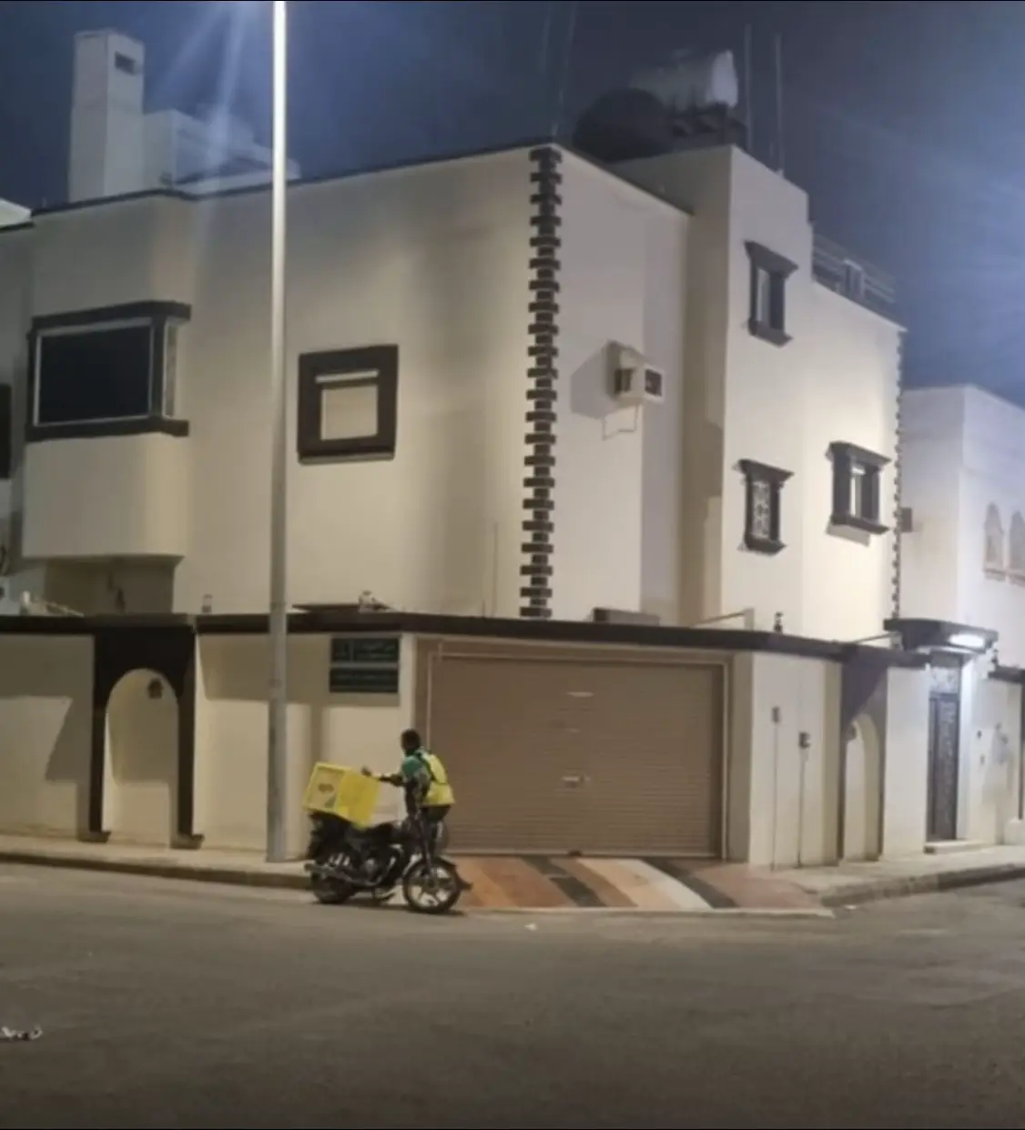 🏡 فيلا للبيع في #جدة – حي الأجواد واجهتين جنوبية شرقية 🔸 مطلة على حديقة تفصلها عن شارع تجاري (معاوية السلمي) ✨ المواصفات العامة: 🏠 فيلا دورين (كل دور شقة مستقلة بعداد ومدخل خاص) 📏 مساحة الأرض: 400م² 🧱 مساحة المبنى: 395م² 🕐 عمر المبنى: 28 سنة – تم تجديد التشطيب بالكامل 💧 موصل لها العين والألياف البصرية 🏡 تفاصيل الدور الأرضي (شقة 1): 5 غرف + صالة مطبخ 3 دورات مياه (إحداها داخل غرفة نوم) 🏡 تفاصيل الدور الأول (شقة 2): 4 غرف + صالة مطبخ + مستودع غرفة خادمة بدورة مياه غرفة رئيسية بدورة مياه غرفة كبيرة يمكن فصلها 🔹 مرافق إضافية: مستودع خارجي كراج سيارات 🚗 بيتين شعر في السطح + دورة مياه 📍 حدود العقار: شمالًا: قطعة رقم 1933 جنوبًا: شارع عرض 15م شرقًا: شارع عرض 20م غربًا: قطعة رقم 1945 💰 السعر: 2,000,000