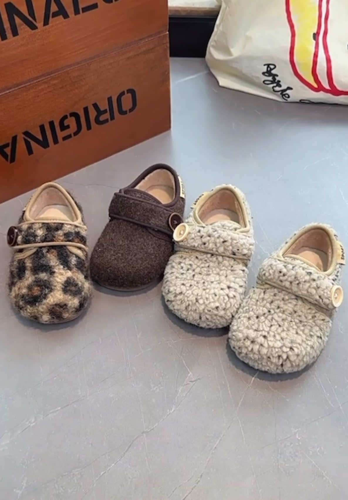 Giày bông lông cừu, vải bông mềm phối lông cừu mịn, siêu nhẹ và ấm chân.#giaydeptreem #thoitrangtreem #xuhuongtiktok #giaybupbebegai #giaybegai 