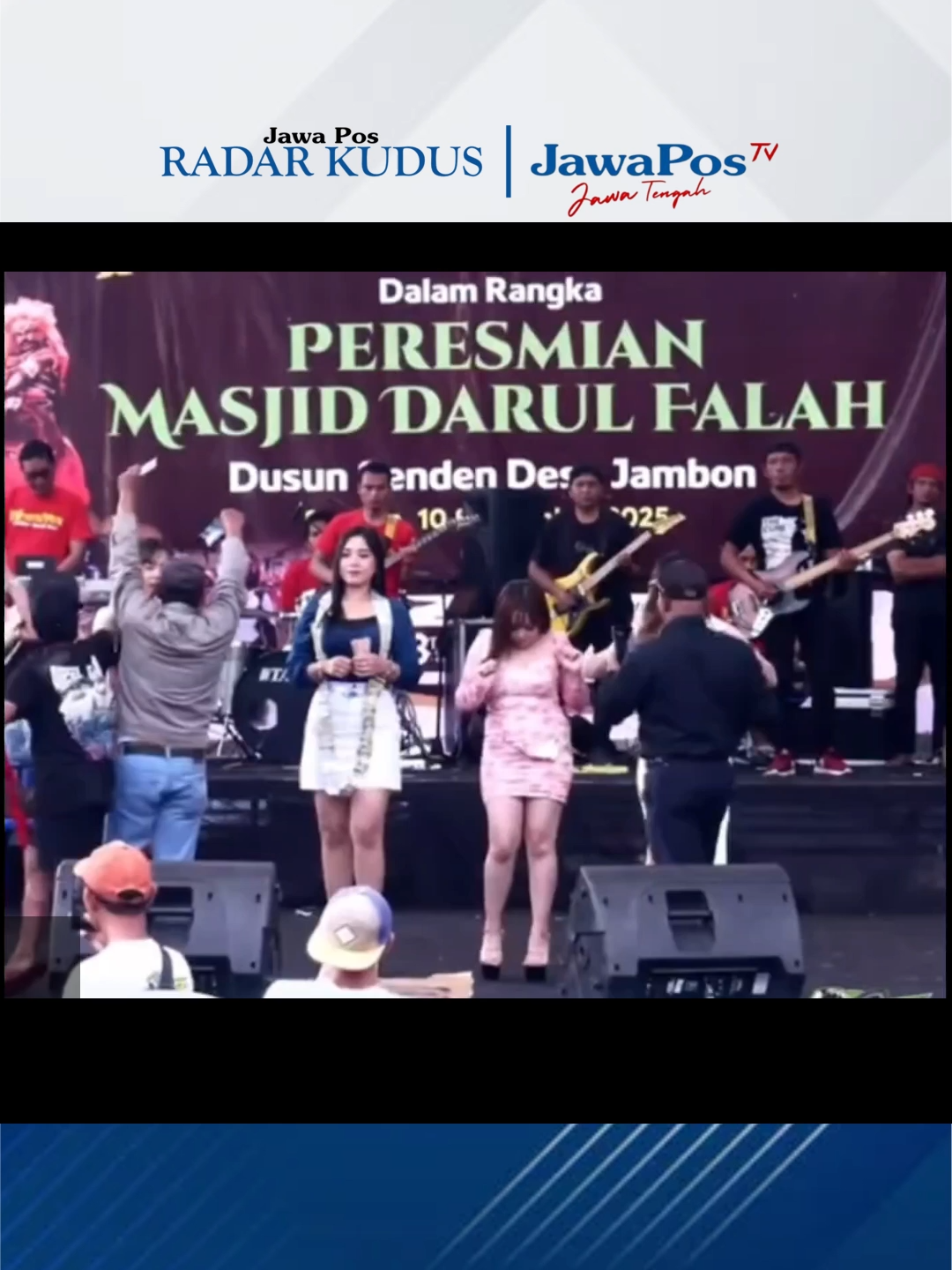 kritikUmumnya masjid diresmikan dengan ritual keagamaan. Namun berbeda dengan Masjid Darul Falah Senden Jambon Gemawang, Temanggung Jawa Tengah. Warga sekitar meresmikan dengan pentas seni dangdut dengan menghadirkan biduanita. Kepala Desa Jambon, Lilis Suharti mengatakan peristiwa itu terjadi pada September lalu. Dia mengakui bahwa saat itu terdapat acara peresmian masjid di desanya. Sedangkan acara pentas seni yang mengundang biduan itu digelar sehari setelahnya. Dia menegaskan acara pentas seni itu bukan rangkaian dari acara peresmian masjid dengan panggung yang letaknya juga berbeda. Dia mengaku salah lantaran panitia memanfaatkan background yang digunakan di acara peresmian masjid. 