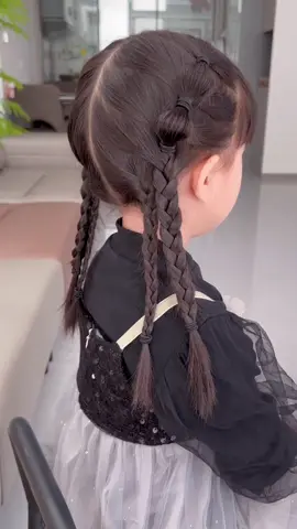 ✨ Dễ thương mà vẫn cực cá tính — kiểu hai bên xoắn – bím – buộc phồng này chính là chân ái của mấy cô bé năng động nè 💖 Mẹ chỉ cần 5 phút là có ngay mái tóc “ngọt ngào pha chút ngầu”, bé yêu chắc chắn mê luôn 🥰 #tócbébímđẹp #kiểutócchobé #tócbímđơn giản #tócbéđiọchọc #tócbétựtin       