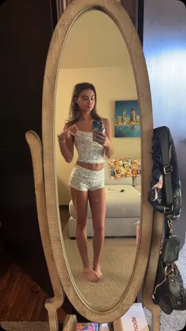 outfit matches my phones outfit hehe