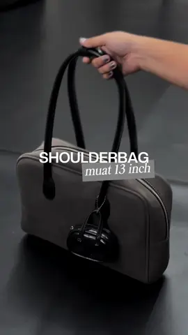 Shoulder Bag muat laptop 13 inch? Nuka Bag XL bisa! Kalau kamu punya macbook 13 inch bisa banget ya! #taswanita #taslokal #bags 