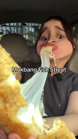 Cheese pull nya parah banget 🥹🥹🫶🏻✨ makan siang apa hari ini guys? Aku nyobain fish streat jujurly kaget kejunya semolor ngeju iniii enakkk!  #mukbang #makananviral 