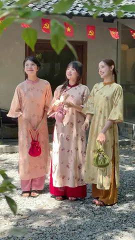 Cánh hoa đào thắm tươi..Tiếng chim hót ngân nga mọi nơii 🌸  Rộn ràng với elm Áo dài nhung chéo Tử Kỳ nahh ~~  #trending #viralvideo #aodaitet #chupanhtet #havanadanang 