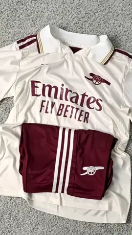 Baju + celana ARSNL 3rd terbaru bikin kamu tampil kayak pemain profesional 😎 Langsung klik keranjang kuning 💛 sebelum kehabisan!” #arsenal #jerseybola #footballstyle #fypindonesia 