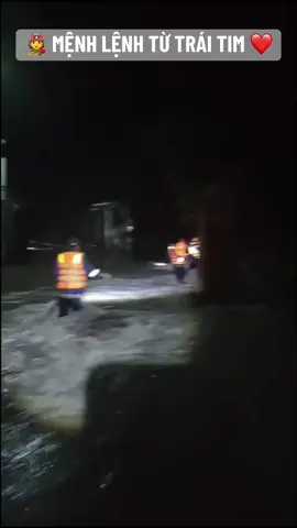 🌧️🚨 165 NGƯỜI DÂN ĐÃ ĐƯỢC ĐƯA RA KHỎI VÙNG NGUY HIỂM, KHÔNG CÓ THƯƠNG VONG🚨🌧️ 🕐 01 giờ 08 phút sáng ngày 23/10/2025, khi hầu hết người dân còn say ngủ, Đội Chữa cháy và Cứu nạn cứu hộ Khu vực 31 – Phòng Cảnh sát PCCC&CNCH Công an TP.HCM nhận được tin báo: nhiều khu phố tại phường Bến Cát, TP.HCM ngập sâu, nước chảy xiết, có người bị mắc kẹt trong nhà. 🌊👨‍🚒 Ngay lập tức, lực lượng cứu nạn được Thiếu tá Trương Phương Duy – Phó Đội trưởng trực tiếp chỉ huy, huy động 3 xe chuyên dụng cùng 20 CBCS, phối hợp với Công an phường Bến Cát, Ban chỉ huy quân sự và lực lượng cơ sở khẩn trương đến hiện trường trong mưa lớn, đêm tối.  💦 Tại khu vực 1 (Khu phố Cầu Đôi): Nước dâng cao tới 2 mét, chảy xiết bao quanh căn nhà độc lập của ông Trần Văn Lý. Lực lượng cứu hộ phải dùng áo phao, phao cứu sinh, dây bơ cố định vào cấu kiện, vượt qua dòng nước dữ để giải cứu 7 người, trong đó có 2 trẻ nhỏ (4 và 7 tuổi) ra nơi an toàn. 💦 Khu vực 2 (gần Công ty TNHH Gỗ Mai Thanh): Hơn 130 người dân mắc kẹt do nước ngập sâu hơn 1 mét. Các chiến sĩ PCCC&CNCH phối hợp cùng lực lượng địa phương dẫn đường, kéo dây cứu hộ, dìu từng người vượt qua dòng nước xiết, đảm bảo an toàn tuyệt đối. 💦 Khu vực 3 (Khu phố Long Hưng): Nước dâng nhanh, nhiều nhà trọ có trẻ em, trẻ sơ sinh bị cô lập trên gác. Các CBCS liều mình vượt nước, dùng dây cứu sinh đưa 20 người (gồm 4 trẻ nhỏ và trẻ sơ sinh) đến nơi an toàn. ✍️:Phòng Cảnh sát PCCC&CNCH - Công an Thành phố Hồ Chí Minh #CSPCCC #114 #respect #vìbìnhyêncuộcsống #nhậtkýpccc 