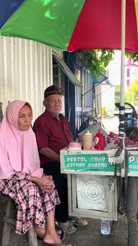 Sehat selalu kakek dan uty semoga laris pentol nya