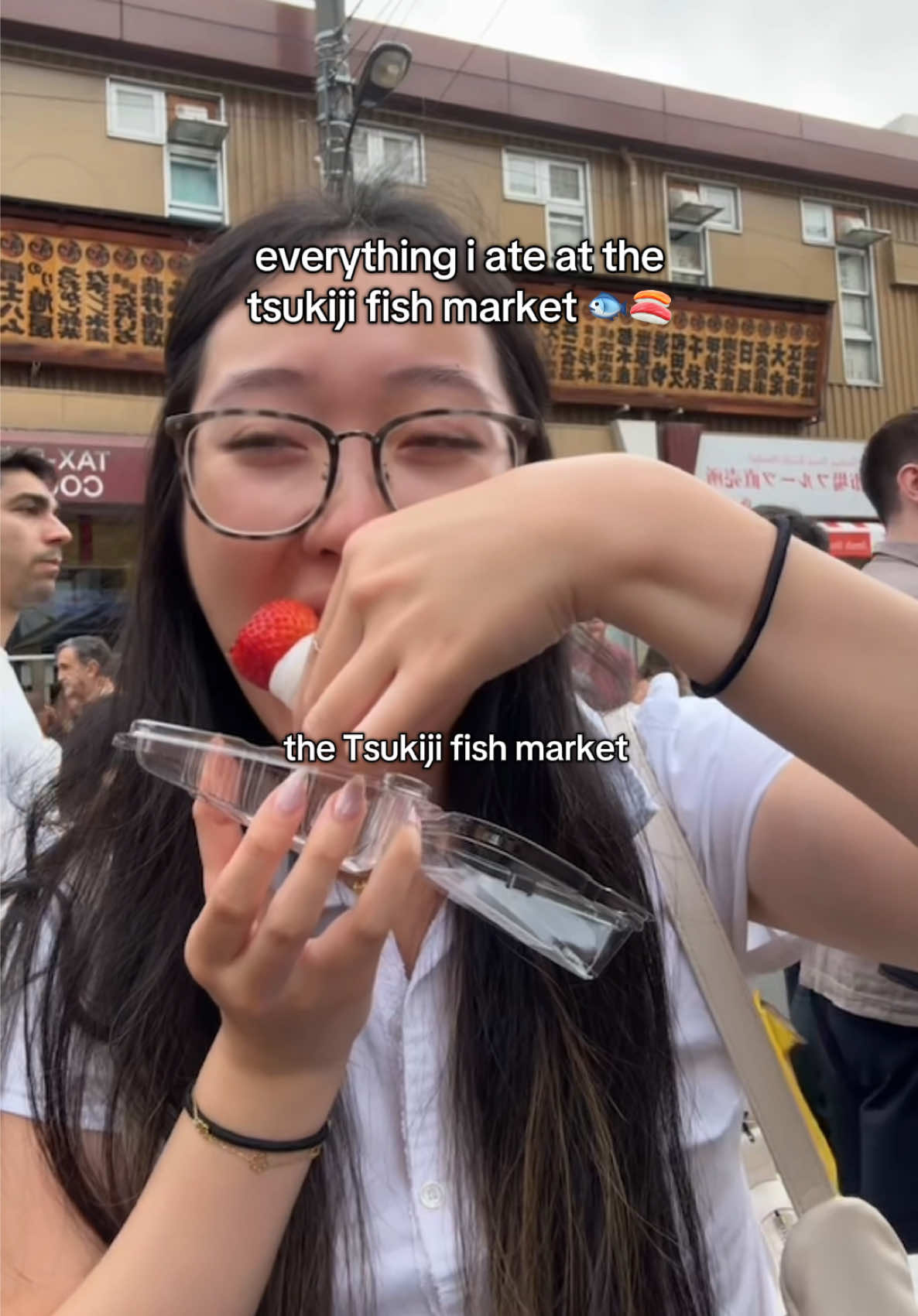 food crawling at the tsukiji fish market 🐟🐟🐟
