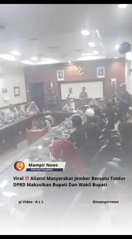 “MampirNews” Viral ‼️ Aliansi Masyarakat Jember Bersatu menuntut DPRD Kabupaten Jember, Jawa Timur, memakzulkan Bupati Muhammad Fawait dan Wakil Bupati Djoko Susanto karena tidak akur hingga saat ini. Ada lima butir tuntutan yang disampaikan Aliansi Masyarakat Jember Bersatu (AMJB) saat bertemu dengan Ketua DPRD Jember Ahmad Halim, anggota Fraksi Partai Keadilan Sejahtera Ahmad Rusdan, anggota Fraksi Partai Persatuan Pembangunan Intan Purnamasari, dan Candra Ary Fianto dari Fraksi PDI Perjuangan di gedung parlemen, Selasa (21/10/2025). Pertama, DPRD Jember sebagai lembaga yang memiliki hak istimewa khususnya di struktur pemerintahan Kabupaten Jember, segera membuat rumusan langkah-langkah konkret sesuai dengan hak yang dimilikinya terkait penyelesaian disharmoni antara bupati dan wakil bupati. Kedua, rumusan tersebut diserahkan secara resmi oleh DPRD Jember kepada pihak AMJB yang mengatasnamakan masyarakat Jember untuk mendukung langkah-langkah tersebut, dalam tempo selambat-lambatnya dua minggu setelah kesepakatan bersama AMJB dengan DPRD Jember ditandatangani. Ketiga, DPRD Jember dalam menjalankan langkah-langkah konkret tersebut, mengkomunikasikan AMJB secara aktif.Keempat, DPRD Jember mengevaluasi langkah-langkah yang telah dirumuskan dengan melibatkanAMJB dan selanjutnya disampaikan kepada masyarakat Jember seluas-luasnya.Kelima, jika ternyata upaya penyelesaian disharmoni antara bupati dan wakil bupati Jember menemui kegagalan atau tidak menjadikan hubungan yang harmonis, maka AMJB dengan mengatasnamakan masyarakat menuntut DPRD Jember untuk bersama-sama memakzulkan atau menurunkan bupati dan wakil bupati sesuai regulasi dan aturan perundang-undangan yang berlaku. Lima butir pernyataan itu ditandatangani Halim, Rusdan, dan Intan. Sementara itu Candra Ary Fianto dari PDI Perjuangan menolak bertandatangan. 