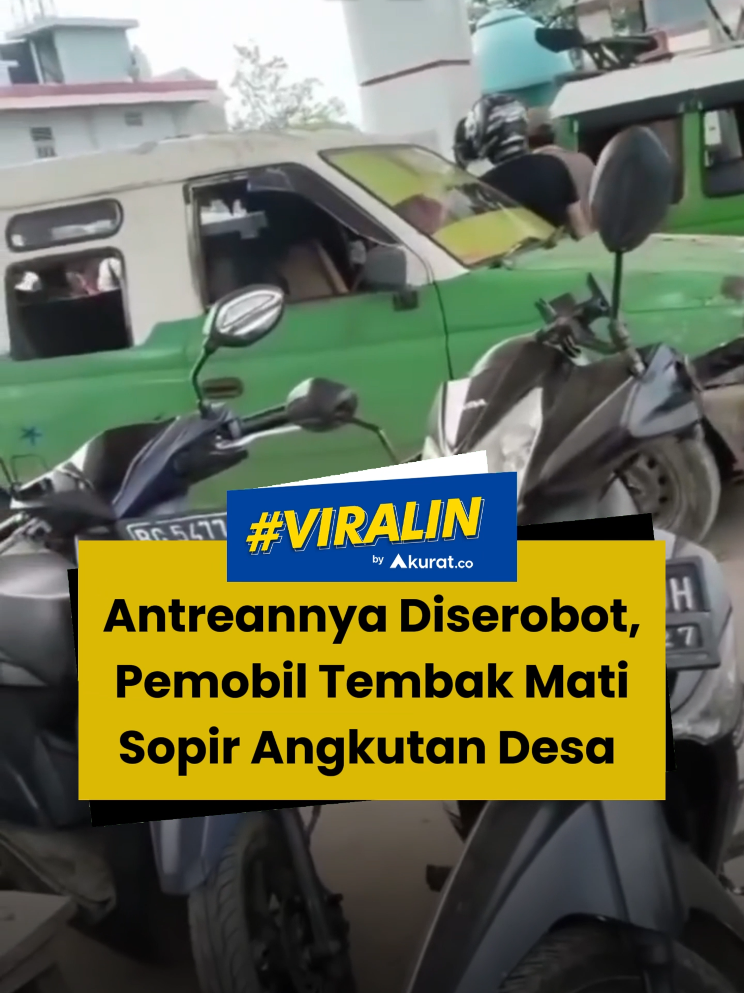 Peristiwa itu terjadi di kawasan Tanjung Agung, Banyuasin, Sumatera Selatan, Selasa (21/10/2025). Sopir angkutan desa bernama Obi (35) dilaporkan tewas setelah ditembak pada bagian perut. Sementara rekannya, Dwi Yulianto (27) menjalani perawatan intensif di RSUD Banyuasin usai menerima tembakan serupa. Polisi berhasil menangkap tiga pria yang terlibat dalam insiden itu. Ketiga pelaku diketahui bernama Hadi Siswanto (31), Indra Gunawan (35), dan Dwi Seftiadi Permana Sora (23). 🎥: Facebook/Marvel Aditya. #viral #cekcok #mobil #sumateraselatan #akuratco