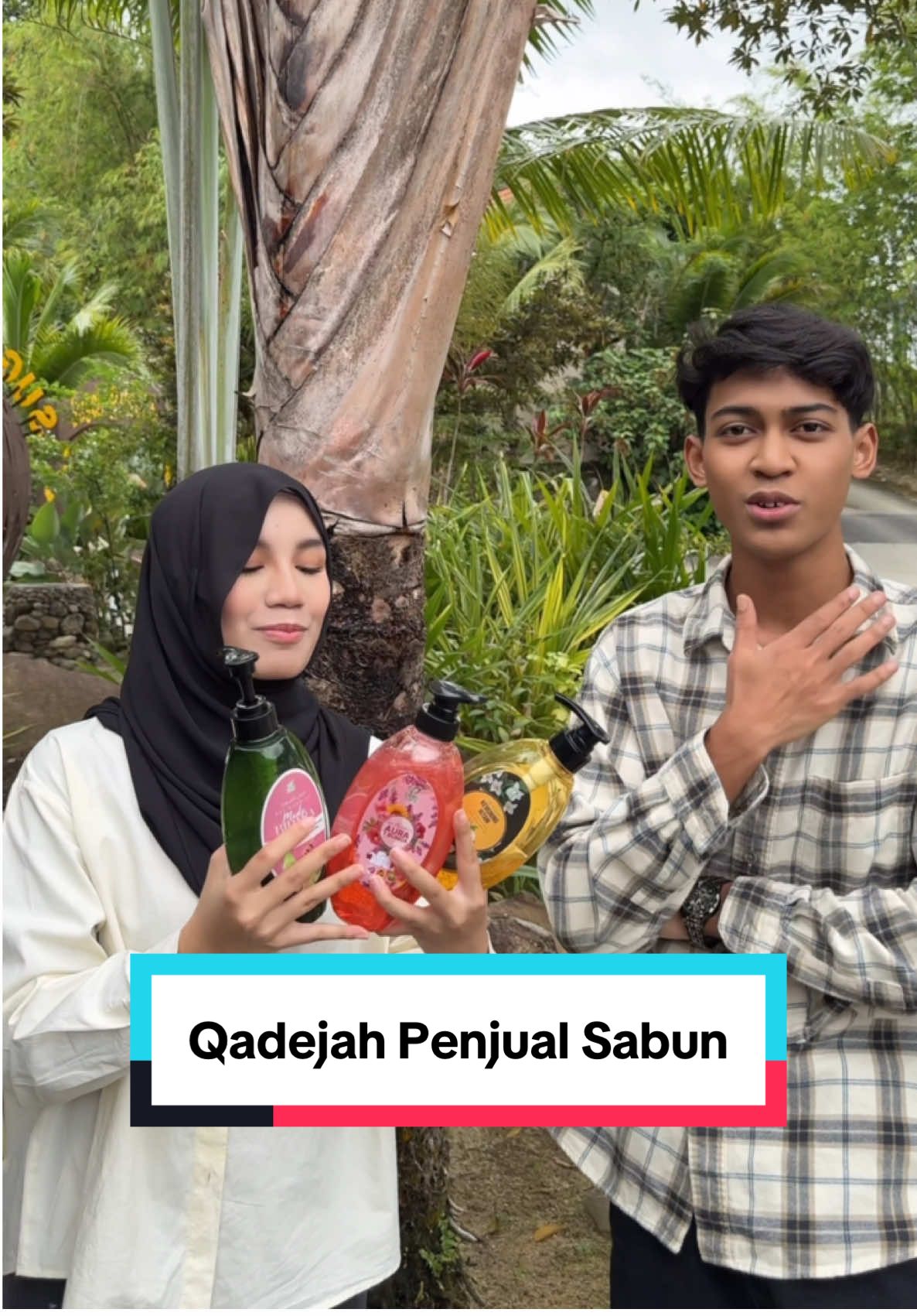 Masing masing pakai sabun mandian yang mama jual ni. Jimat korang ambil je terus 3 botol lagi untung. Tekan bag kuning sekarang