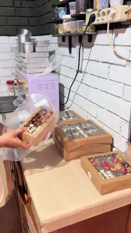 pengen nya sih mau jualan dirumah aja, tapi apa daya tinggal di perumnas yg rumah nya kecil dan tinggal masih sama orang tua😪 semoga aja tahun depan bisa pindah ke toko😇🥺 #bakers #browniespanggang #fudgybrownies 