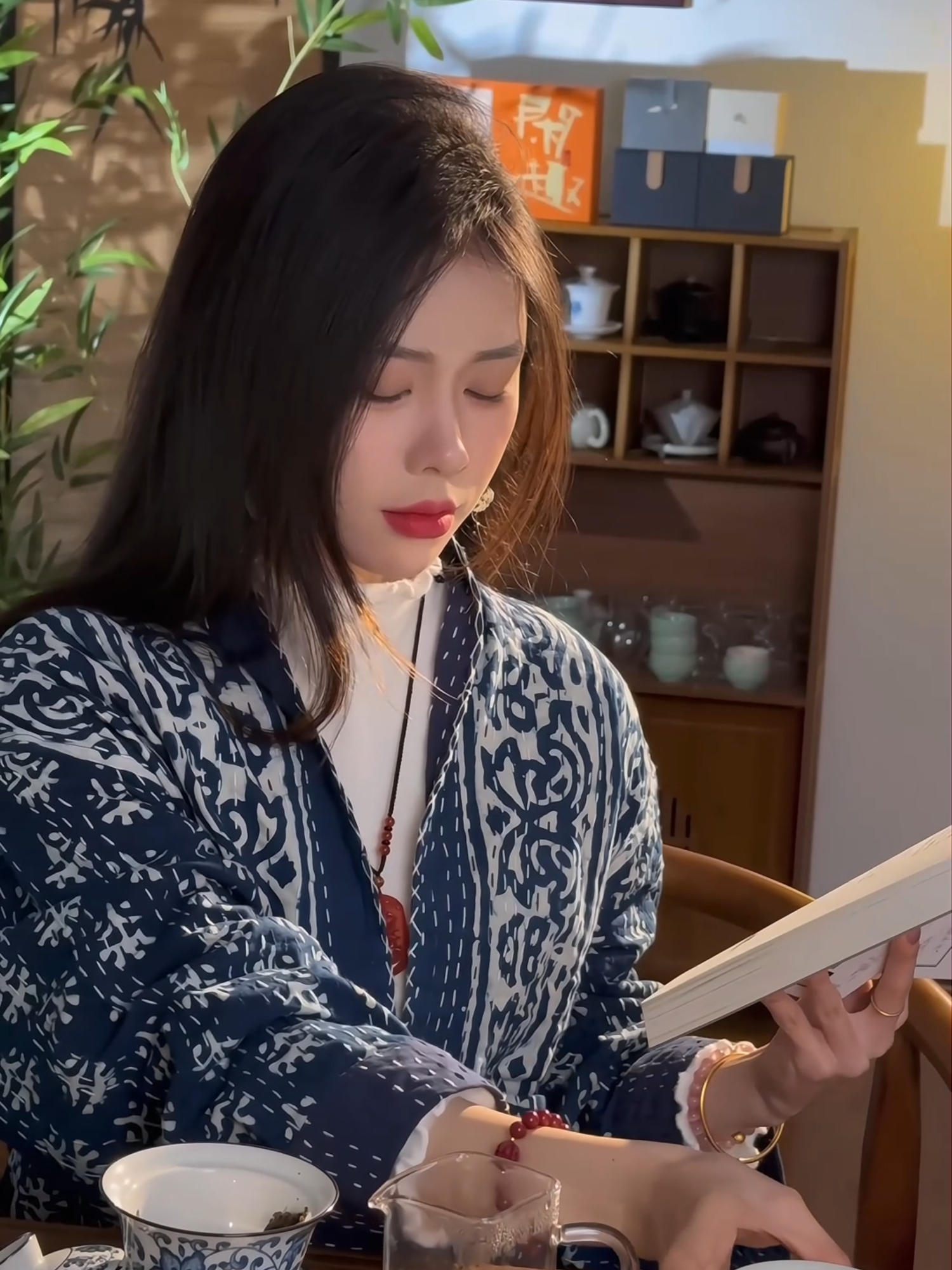 Chậm lại giữa đời, an nhiên trong trà #thuongtra #phongtra #khonggiantradao #noithatphongtra #ghephongtra #thientra #binhyen #tradao #setupkhonggianphongtra #chualanh #mocnhien #cacoi #hoasen #trasu #phongtramocnhien #daoly