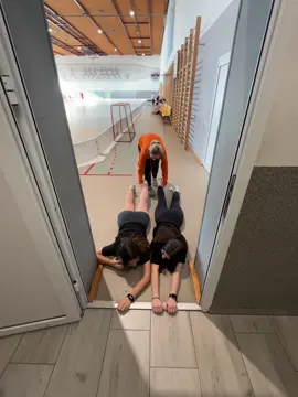 W naszej szkole dbamy, by uczniowie uprawiali aktywność fizyczną 😅 #zprzymrużeniemoka #dc #viral #sql #schoollife 