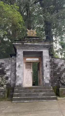 🌄 PETILASAN MISTERIUS DI SELO, BOYOLALI 🌄 Di lereng Merapi, tersembunyi sebuah petilasan keramat yang diyakini sebagai tempat bersemedi Ki Kebokanigoro, keturunan Majapahit dan cucu Prabu Brawijaya V. Dikisahkan, Ki Kebokanigoro adalah seorang pertapa sakti yang menolak tunduk pada Kerajaan Demak, hingga akhirnya jadi buronan Raden Fatah. Ia melarikan diri ke Selo, Boyolali, dan menetap di sana bersama murid Syekh Siti Jenar, Rangga Tohjoyo. Di tempat itu, ia bertapa hingga memiliki banyak pengikut. Kini, petilasannya masih dijaga dan sering didatangi orang-orang yang ingin bersemedi dan memohon hajat. Tentang akhir hidupnya, masih jadi misteri. Ada yang bilang ia dimakamkan di Turgo, ada yang percaya dikremasi, bahkan ada yang meyakini moksa di Selo — menghilang bersama raganya. ✨ Hingga kini, aura mistis petilasan ini masih terasa kuat. Banyak yang datang mencari ketenangan… dan keajaiban. #MisteriJawa #Petilasan #Boyolali #SejarahMajapahit #KiKebokanigoro  