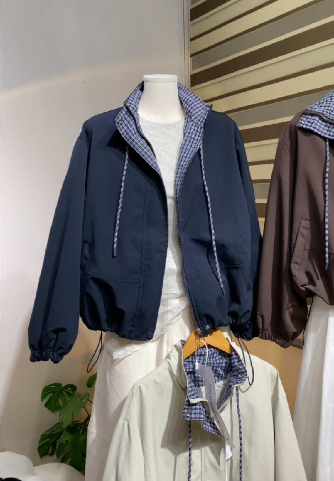 MS: K05 ✨ Áo khoác gió 2 lớp dày dặn – vừa xinh vừa tiện ✨ Phối cổ kẻ caro tạo điểm nhấn trẻ trung 💕 Kéo khoá lên là hoá ngay chiếc áo trơn basic, dễ phối đồ cực kỳ 🧥 👉 Mặc đi làm, đi chơi hay du lịch đều hợp gu nha 🌸 👉 H.àng có s.ẵn - M.ua ngay tại sọp pe #Hyneeji  #aokhoacgio #aokhoacnu #aokhoacbomber #aogionu 