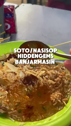 siapaa suka soto/nasi sop Banjarmasin nahh sini merapat cobain nih makanan hiddengem yg ada di siring menara pandang oiya kalo ke Banjarmasin cari hotel affordable dan nyaman bersih jangan lupa booking hotelnya di redDoorz aja fasilitas lengkap dan pastinya deket kalo mau kemana mana letaknya sangat strategis  #urbanviewbyreddoorz #makananviral #hiddengems #makananbanjar #makanankhasbanjar 
